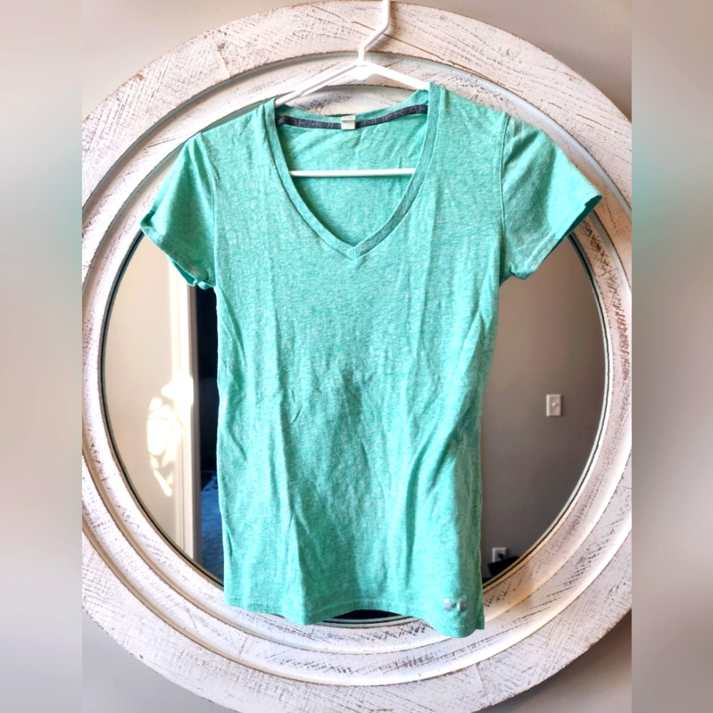 Under Armour Small Fitted V-neck